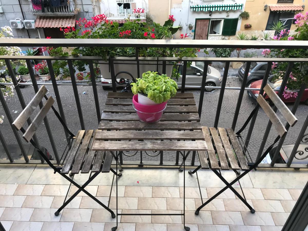La Cartolina Di Napoli Free Parking For Small Cars Only نابولي المظهر الخارجي الصورة