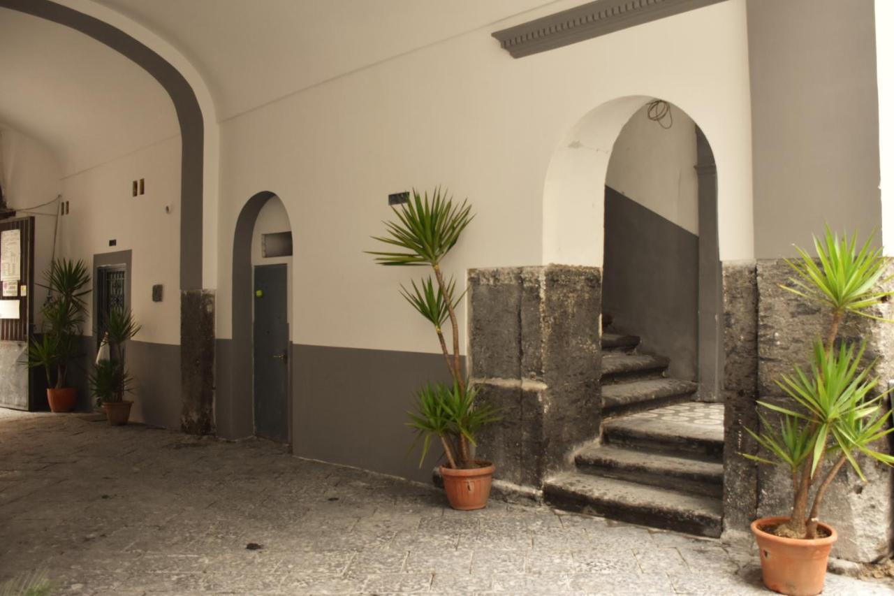 La Cartolina Di Napoli Free Parking For Small Cars Only نابولي المظهر الخارجي الصورة